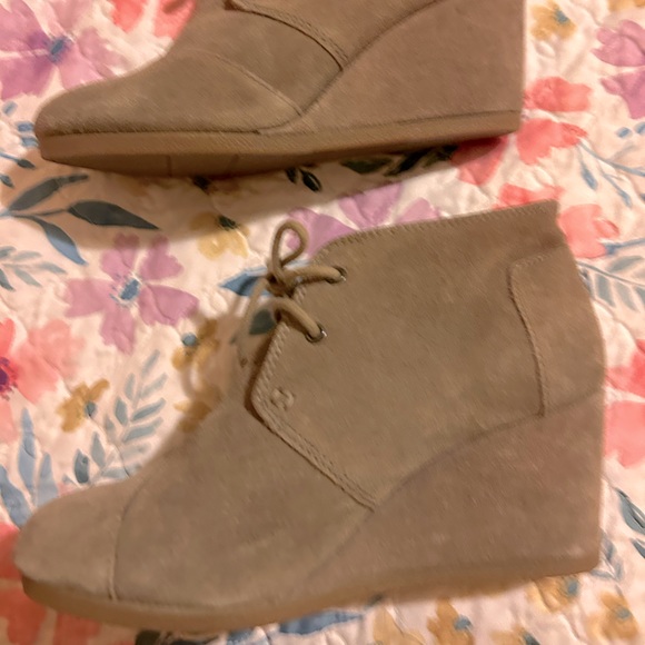 Toms never worn wedge shoes - Picture 2 of 5